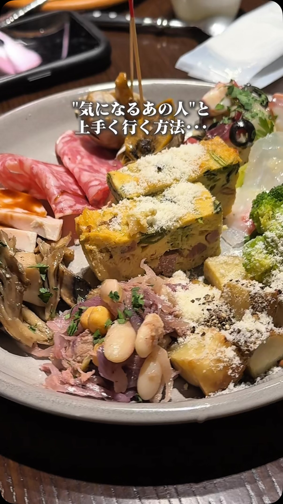 神楽坂に、こんな店を待っていた。

イタリア食堂 Ricco21は、イタリア20州の郷土料理をベースに、日本の感性と旬を掛け合わせた、唯一無二の一軒。飯田橋駅から徒歩5分、神楽坂の情緒ある街並みの中に佇む、大人のディナーにふさわしい空間です。

名物メニューは、400℃の石窯で焼く窯焼きピザ、目の前ですり立てる出来立てジェノベーゼ、プライムリブ ロースステーキ（リッコスタイル／グレイビーソース）、選べるアクアパッツァ、仔羊の窯焼き、季節の果物とブラータチーズ。テーブルに着いた瞬間からポップオーバーが食べ放題、日替わり前菜はオール¥500で10種類以上、〆には溢れるメイプルシロップの名物プリンまで。最初から最後まで、手を抜かない一軒です。

空間は、ナチュラルな木目とスタイリッシュなデザインが共存する36席。デートのふたり席から、記念日に使えるソファー席まで、どんなシーンにも寄り添います。

ドリンクは、欧州各地のワインを中心に日本酒も豊富に揃え、グラスからボトルまで対応。大切な人との記念日ディナーに、とっておきの一本を。

神楽坂で過ごす、特別な夜のために。

📍 神楽坂3-2-15 山ノ内ビル 2F｜飯田橋駅 徒歩5分
🕐 火〜金 17:00〜 ／ 土日祝 13:00〜
🔗 ご予約・詳細はこちら
https://ricco21.com/kagurazaka/